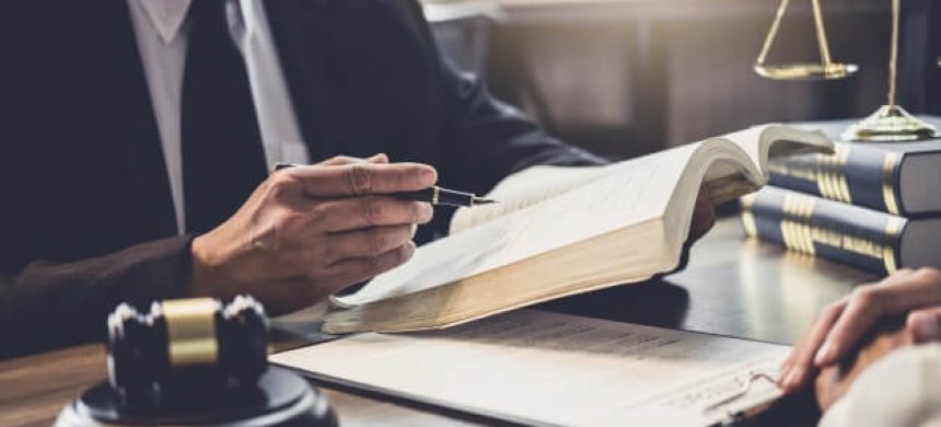 empresaria-e-advogado-masculino-ou-juiz-consultar-tendo-reuniao-da-equipe-com-o-cliente empresaria-e-advogado-masculino-ou-juiz-consultar-tendo-reuniao-da-equipe-com-o-cliente